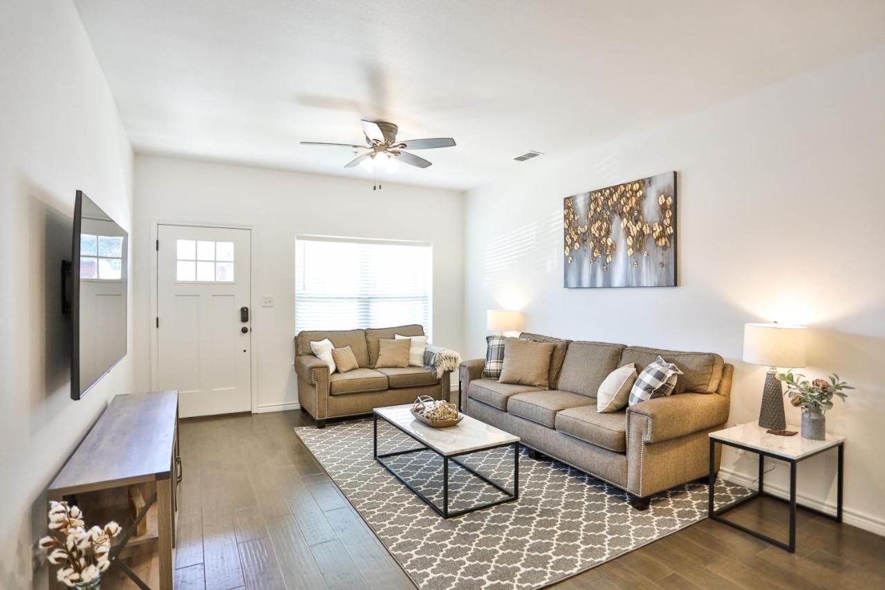 Hill Country Haven A Modern Rustic - 2 Bedroom 2 Bathroom Townhouse Off Main Street Fredericksburg Exterior foto