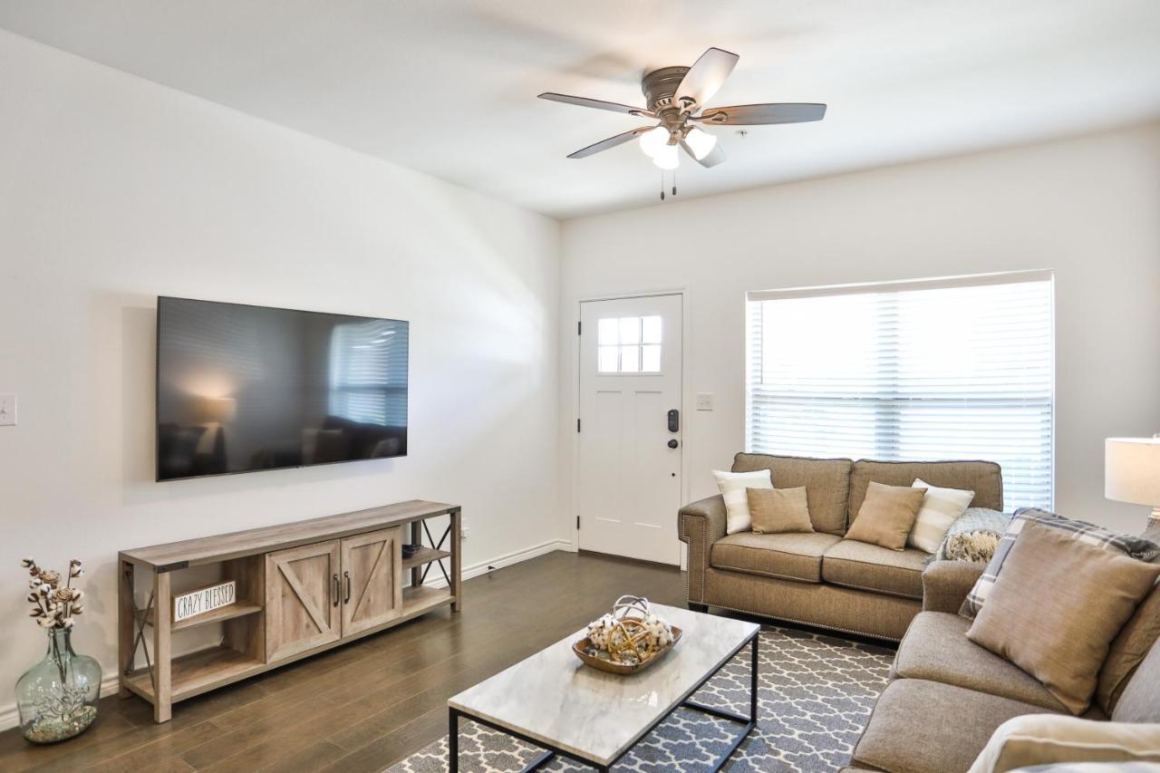 Hill Country Haven A Modern Rustic - 2 Bedroom 2 Bathroom Townhouse Off Main Street Fredericksburg Exterior foto