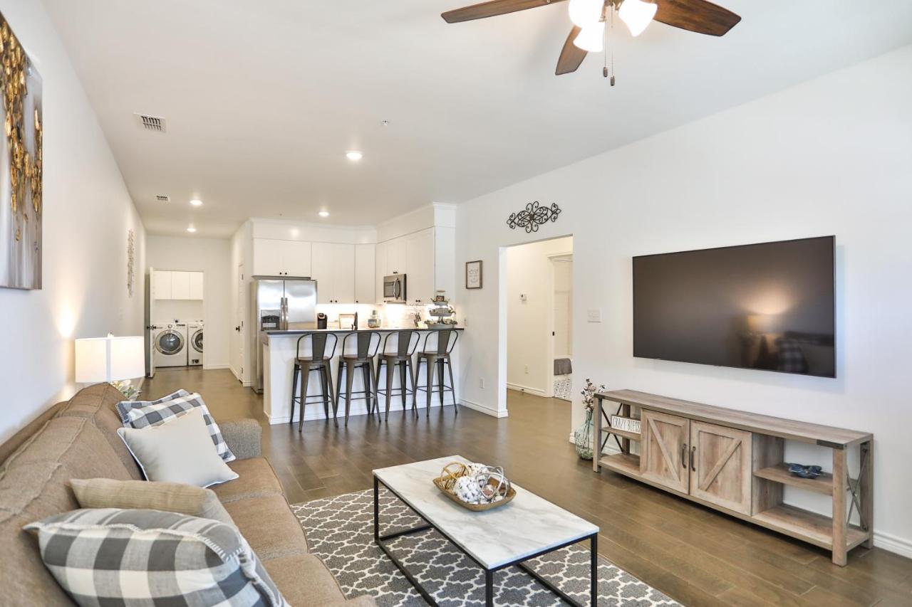 Hill Country Haven A Modern Rustic - 2 Bedroom 2 Bathroom Townhouse Off Main Street Fredericksburg Exterior foto