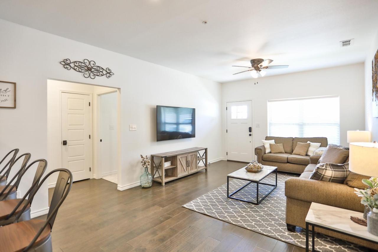 Hill Country Haven A Modern Rustic - 2 Bedroom 2 Bathroom Townhouse Off Main Street Fredericksburg Exterior foto
