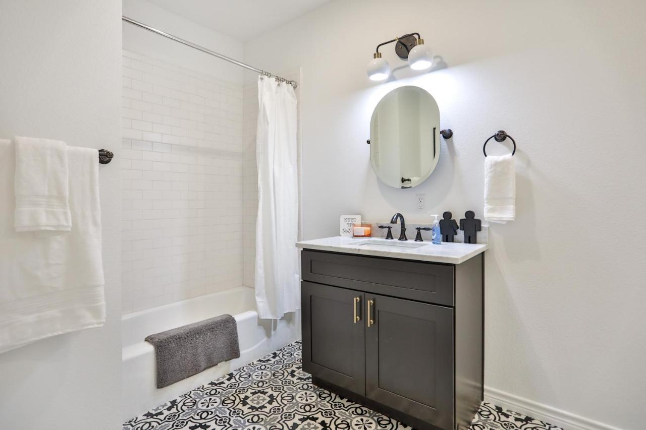 Hill Country Haven A Modern Rustic - 2 Bedroom 2 Bathroom Townhouse Off Main Street Fredericksburg Exterior foto