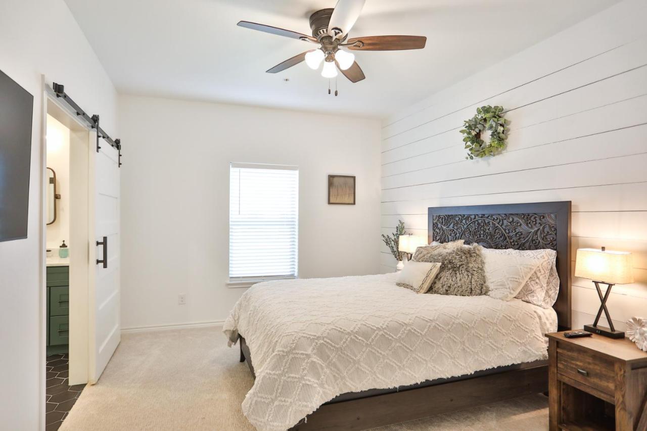 Hill Country Haven A Modern Rustic - 2 Bedroom 2 Bathroom Townhouse Off Main Street Fredericksburg Exterior foto
