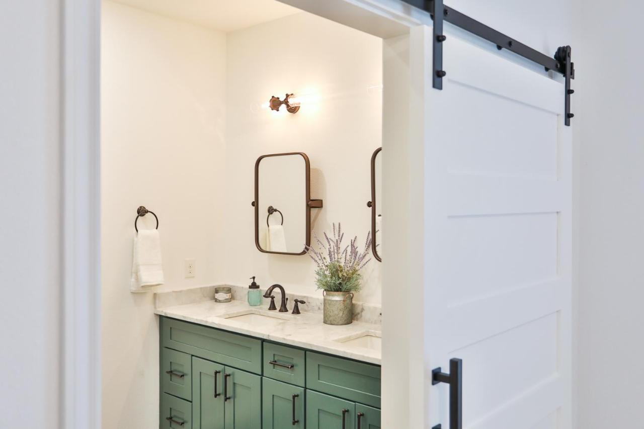 Hill Country Haven A Modern Rustic - 2 Bedroom 2 Bathroom Townhouse Off Main Street Fredericksburg Exterior foto