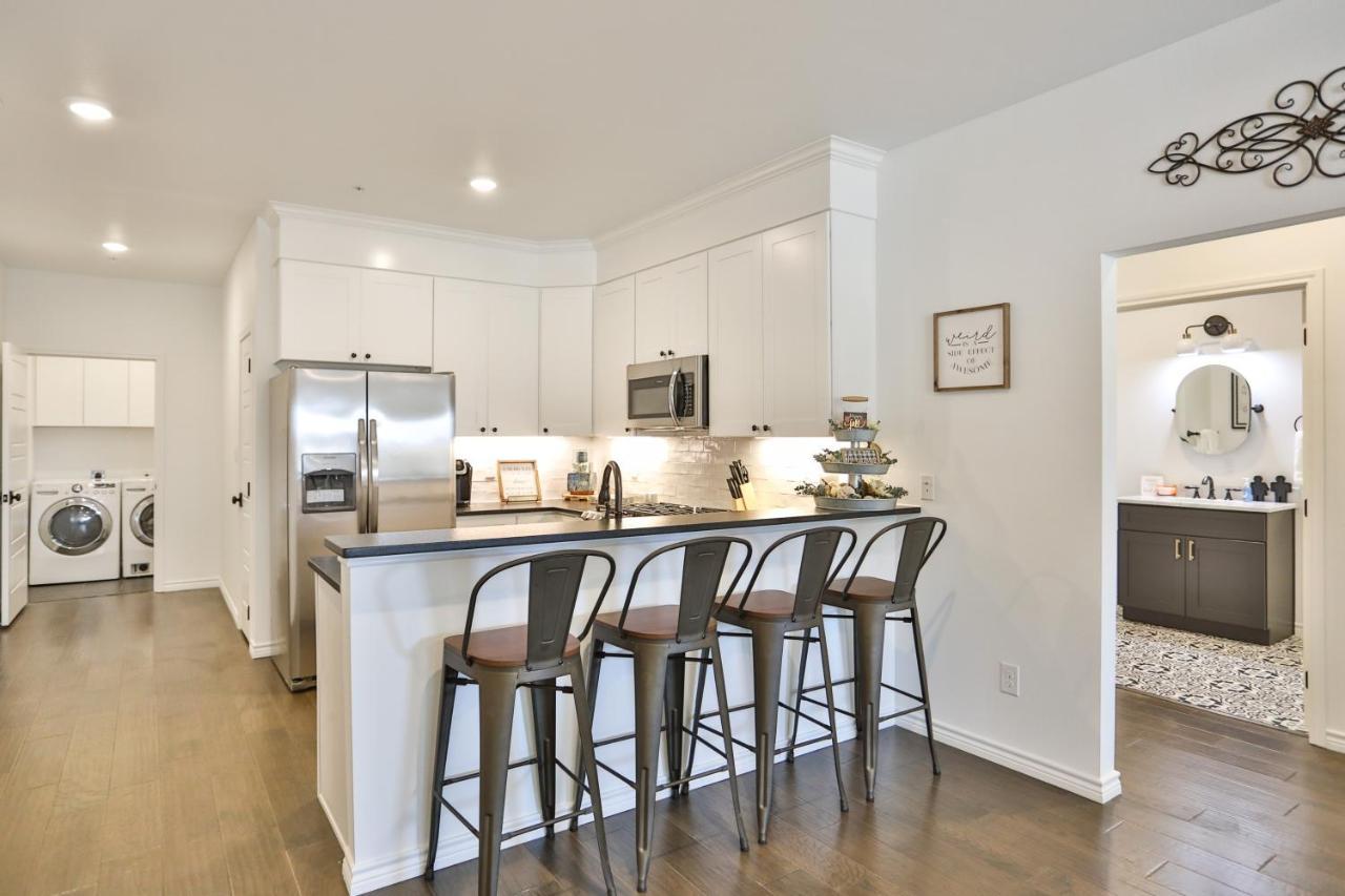 Hill Country Haven A Modern Rustic - 2 Bedroom 2 Bathroom Townhouse Off Main Street Fredericksburg Exterior foto