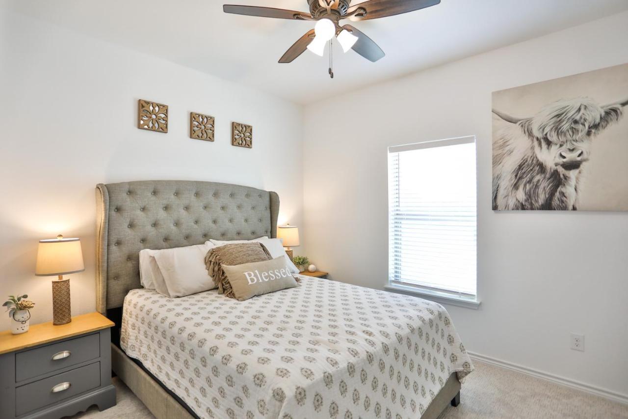 Hill Country Haven A Modern Rustic - 2 Bedroom 2 Bathroom Townhouse Off Main Street Fredericksburg Exterior foto
