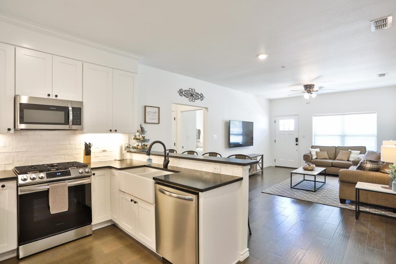Hill Country Haven A Modern Rustic - 2 Bedroom 2 Bathroom Townhouse Off Main Street Fredericksburg Exterior foto