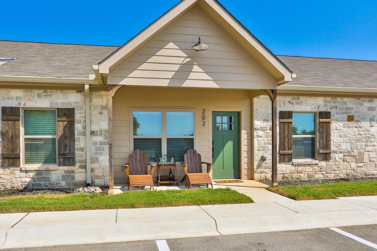 Hill Country Haven A Modern Rustic - 2 Bedroom 2 Bathroom Townhouse Off Main Street Fredericksburg Exterior foto